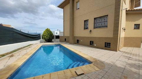 Casa en venta en Baza con amplios espacios y piscina privada