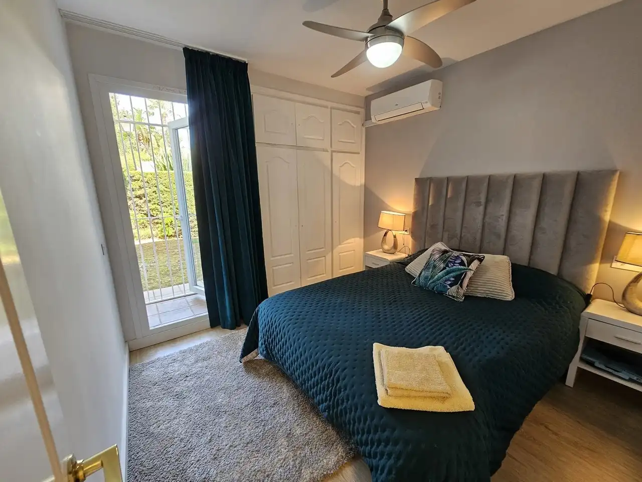 Dormitori de Apartament en venda en Estepona amb Aire condicionat, Terrassa i Piscina
