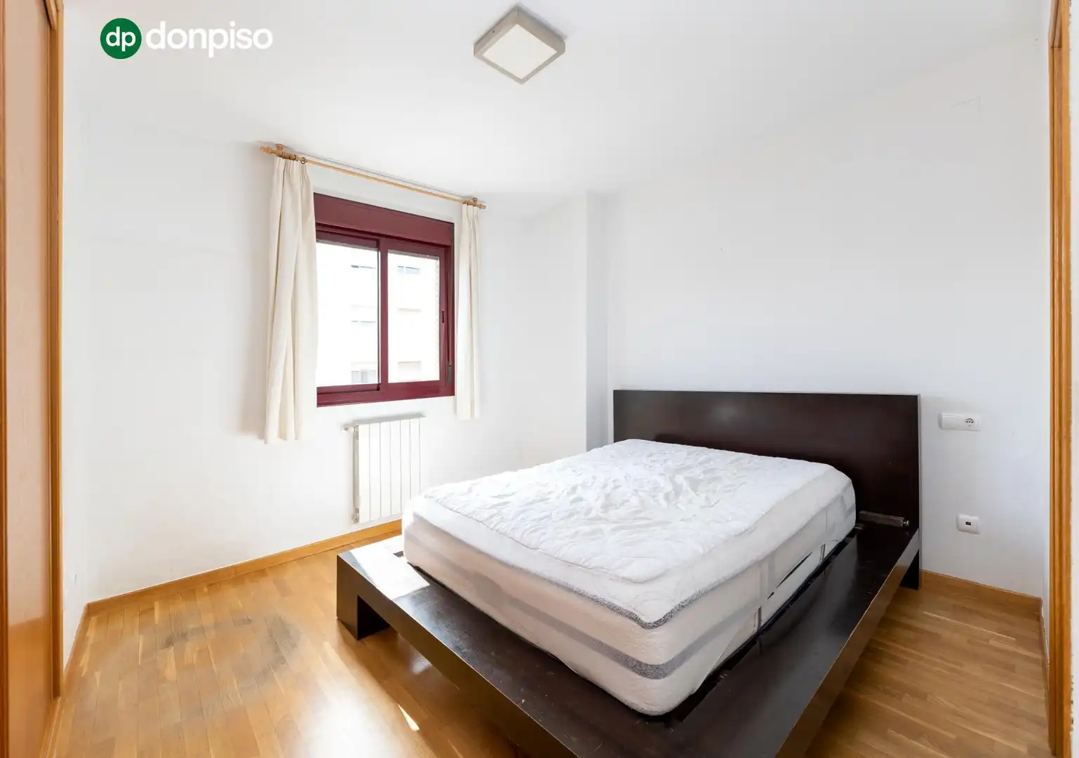 Dormitori de Pis en venda en Granada amb Aire condicionat, Calefacció i Terrassa