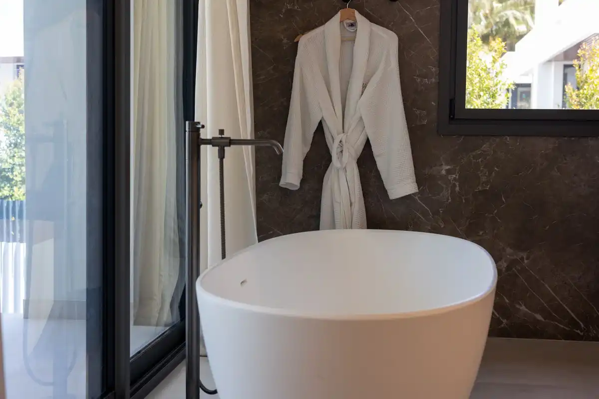 Badezimmer von Haus oder Chalet zum Verkauf in Marbella mit Klimaanlage, Privatgarten und Terrasse
