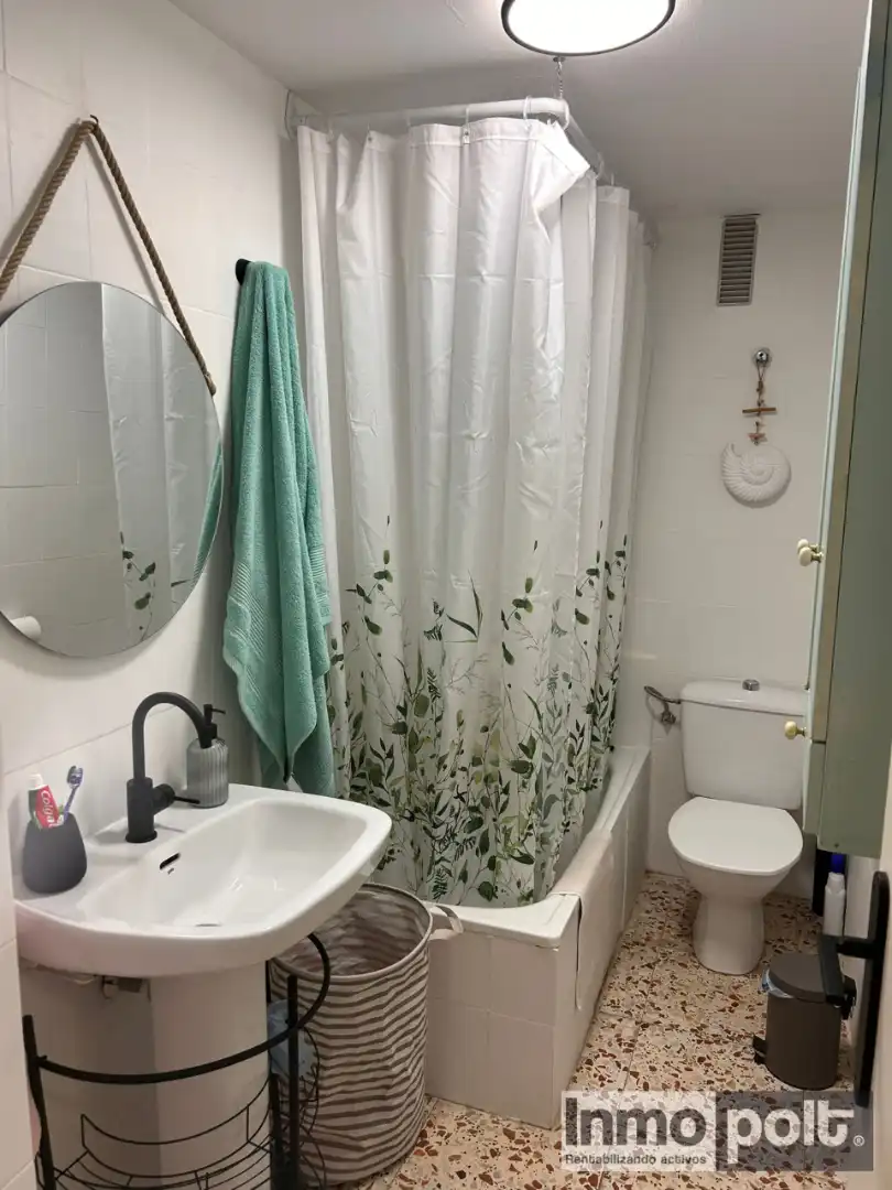 Bany de Apartament de lloguer en Torrevieja amb Jardí privat, Moblat i Forn