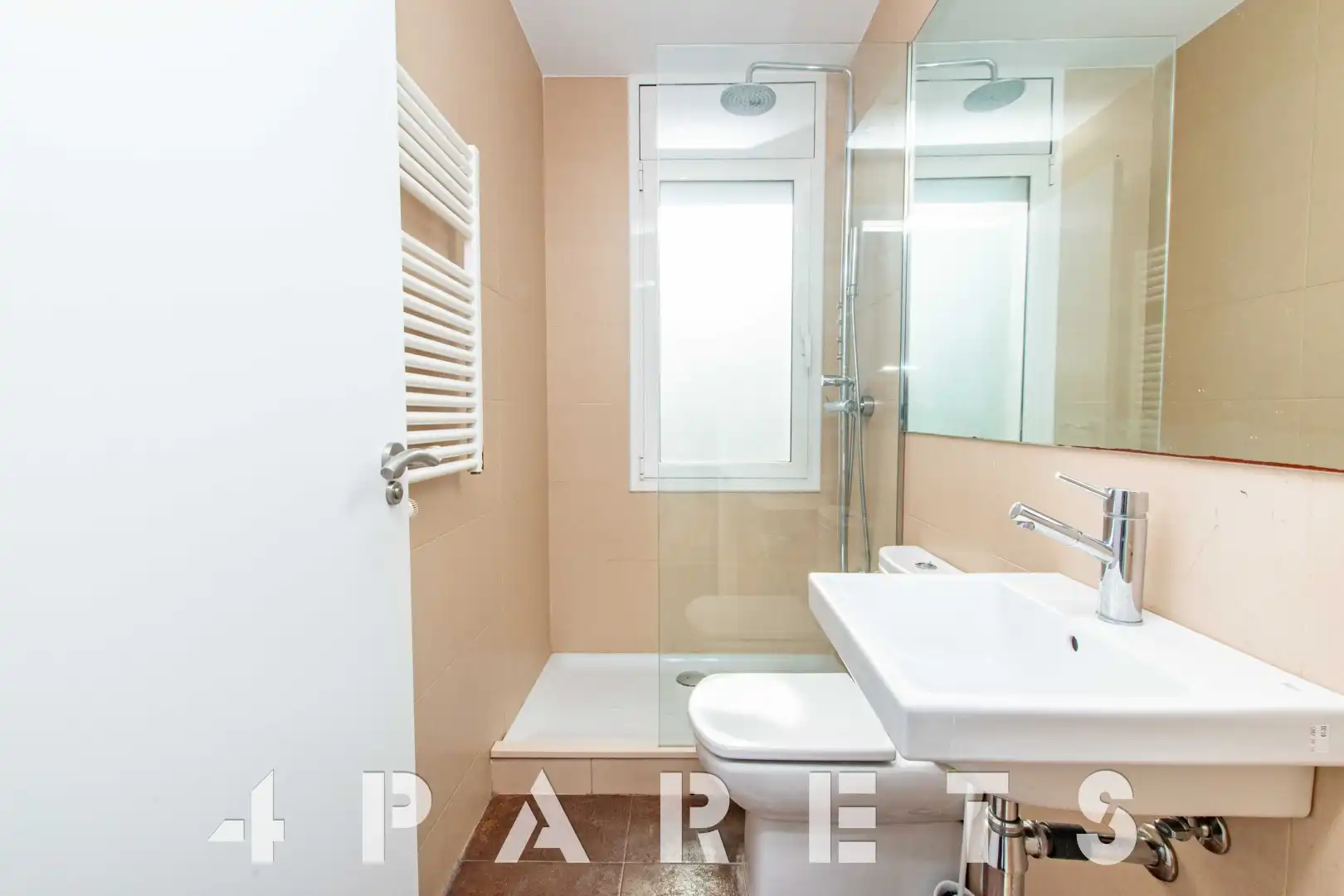 Badezimmer von Einfamilien-Reihenhaus zum Verkauf in Santa Susanna mit Heizung, Privatgarten und Terrasse