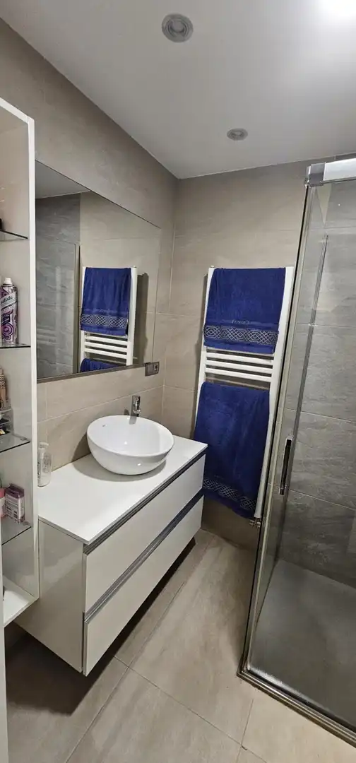 Badezimmer von Einfamilien-Reihenhaus zum Verkauf in Villaquilambre mit Heizung, Privatgarten und Parkett