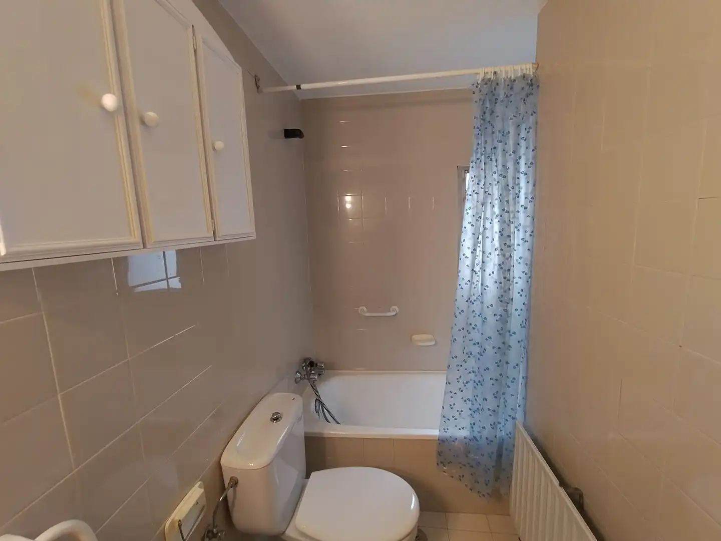 Bathroom of Flat for rent in Santiago de Compostela   with Heating, Storage room and Furnished