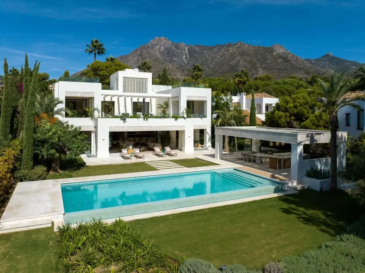 Vista exterior de Casa o xalet en venda en Marbella amb Aire condicionat, Jardí privat i Terrassa