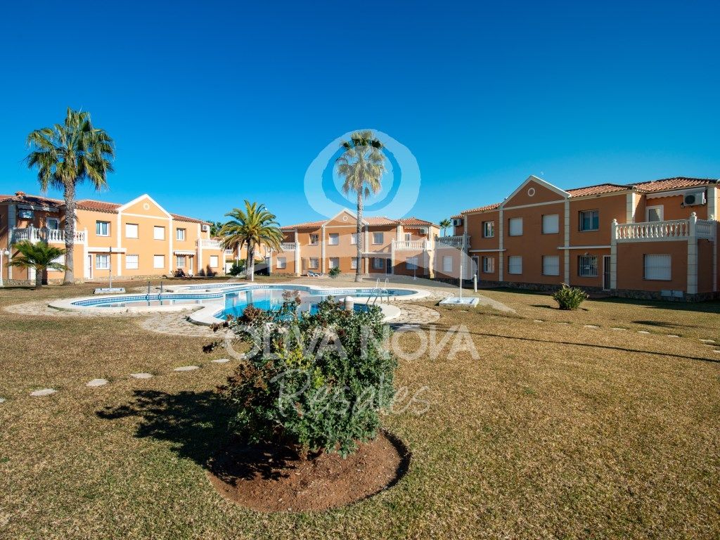 Außenansicht von Wohnungen zum Verkauf in Oliva mit Privatgarten, Terrasse und Schwimmbad