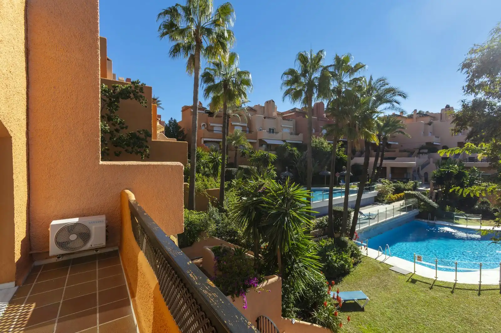 Jardí de Casa adosada en venda en Marbella amb Terrassa, Traster i Moblat