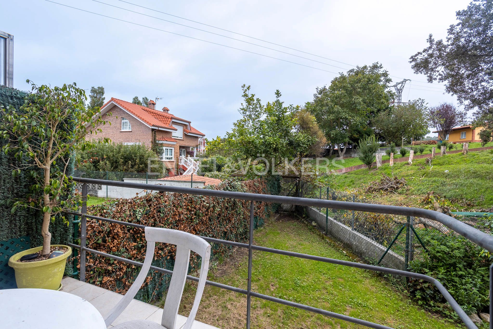 Vista exterior de Apartament en venda en Santa Cruz de Bezana amb Calefacció, Jardí privat i Parquet