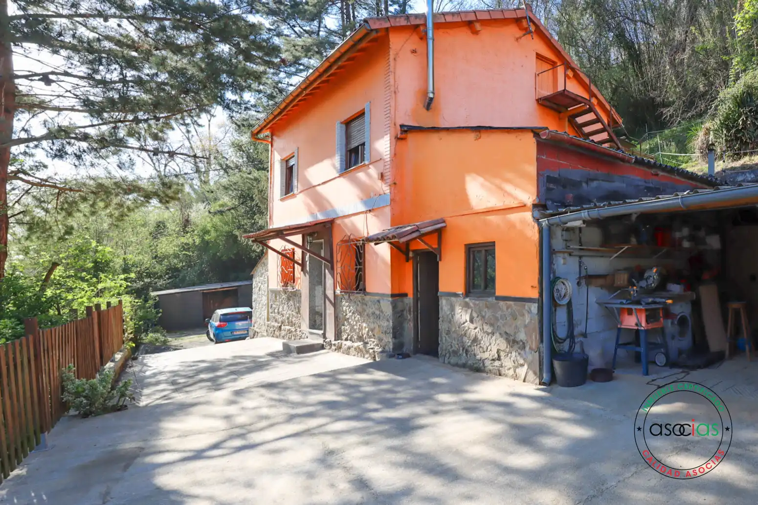 Vista exterior de Casa o xalet en venda en Oviedo  amb Calefacció, Jardí privat i Parquet