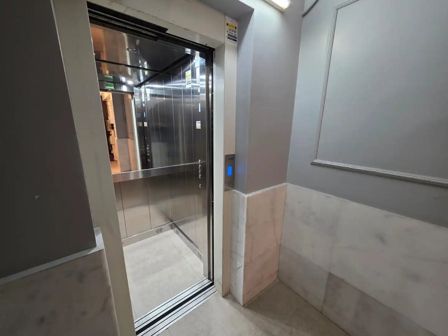Wohnung zum Verkauf in Barcelona mit Klimaanlage, Parkett und Balkon