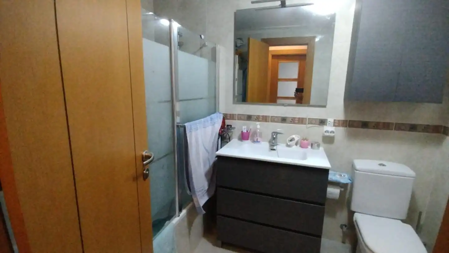 Baño de Piso en venta en Roquetas de Mar con Terraza, Amueblado y Piscina comunitaria
