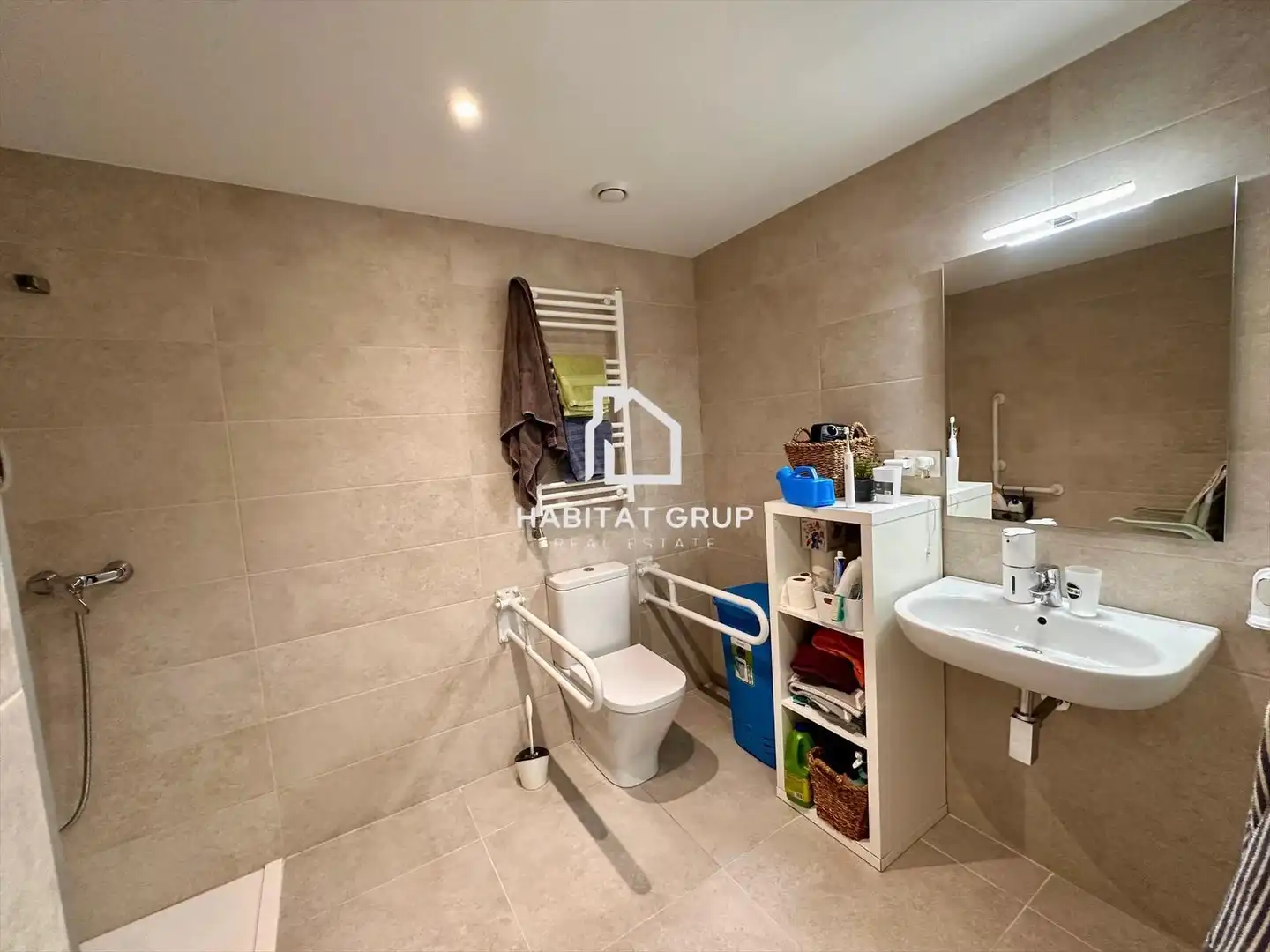 Badezimmer von Wohnung zum Verkauf in Salt mit Klimaanlage und Terrasse