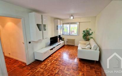 Living room of Flat for sale in  Madrid Capital  with Air Conditioner and Furnished