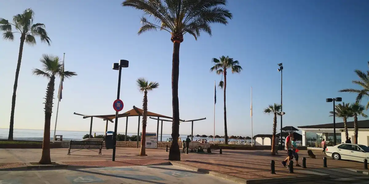 Außenansicht von Wohnungen zum Verkauf in Fuengirola mit Terrasse, Schwimmbad und Möbliert