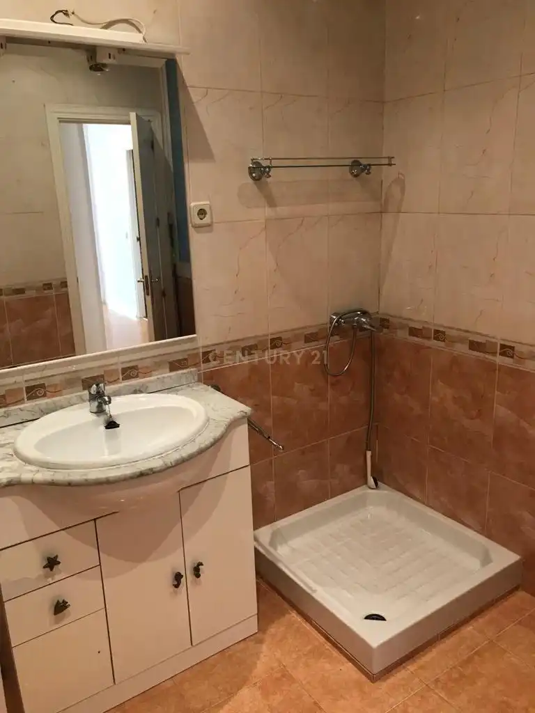 Bany de Apartament de lloguer en Madrid amb Aire condicionat, Forn i Rentadora
