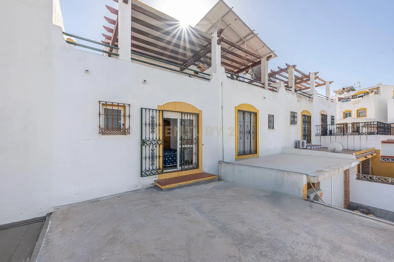 Vista exterior de Casa adosada en venda en Marbella amb Piscina comunitària
