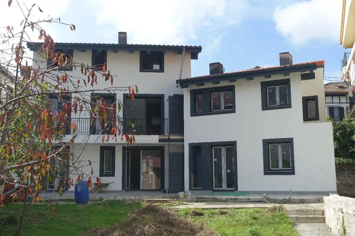 Vista exterior de Piso en venta en Castro-Urdiales con Calefacción, Jardín privado y Balcón