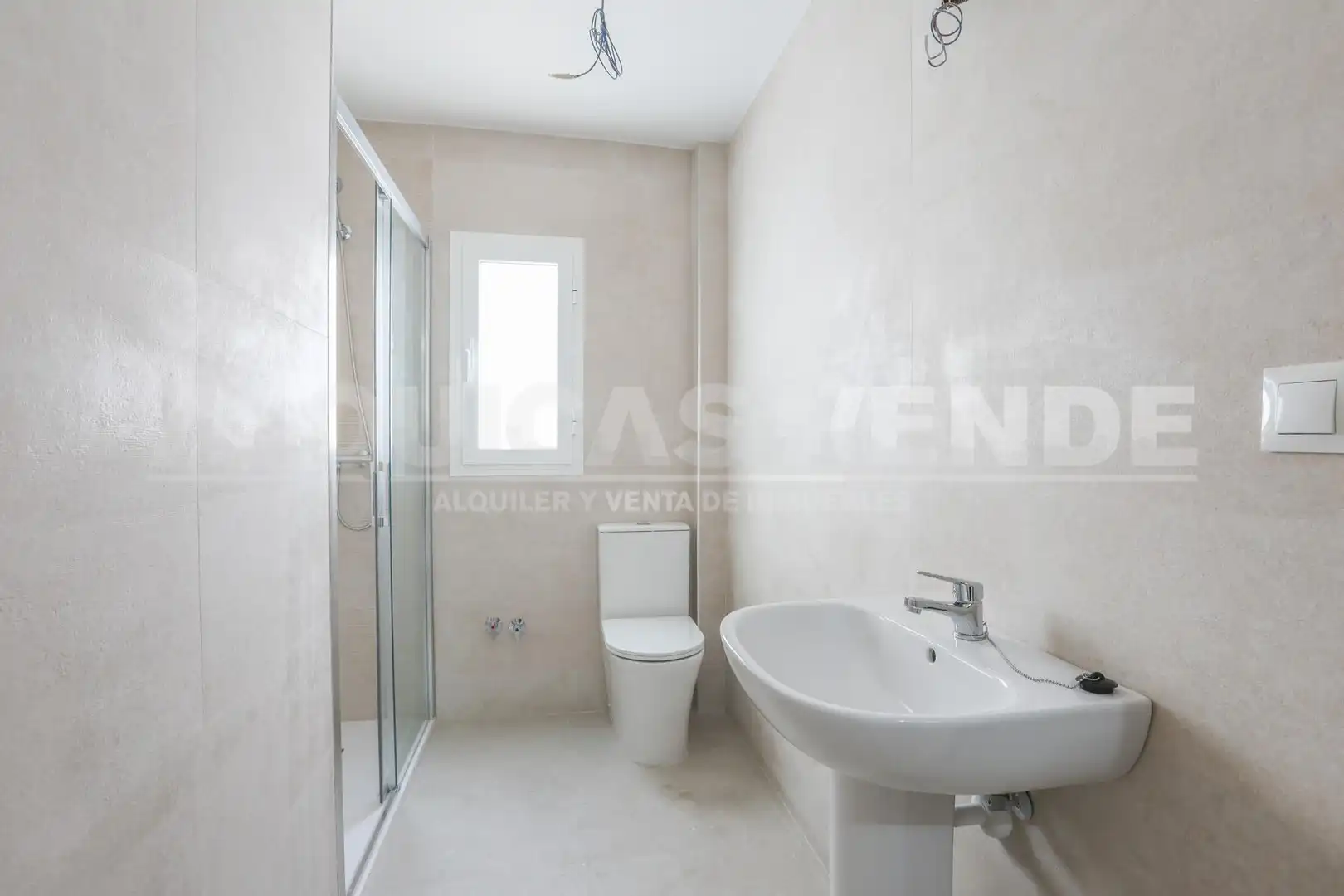 Baño de Piso de alquiler en Sevilla con Aire acondicionado y Balcón