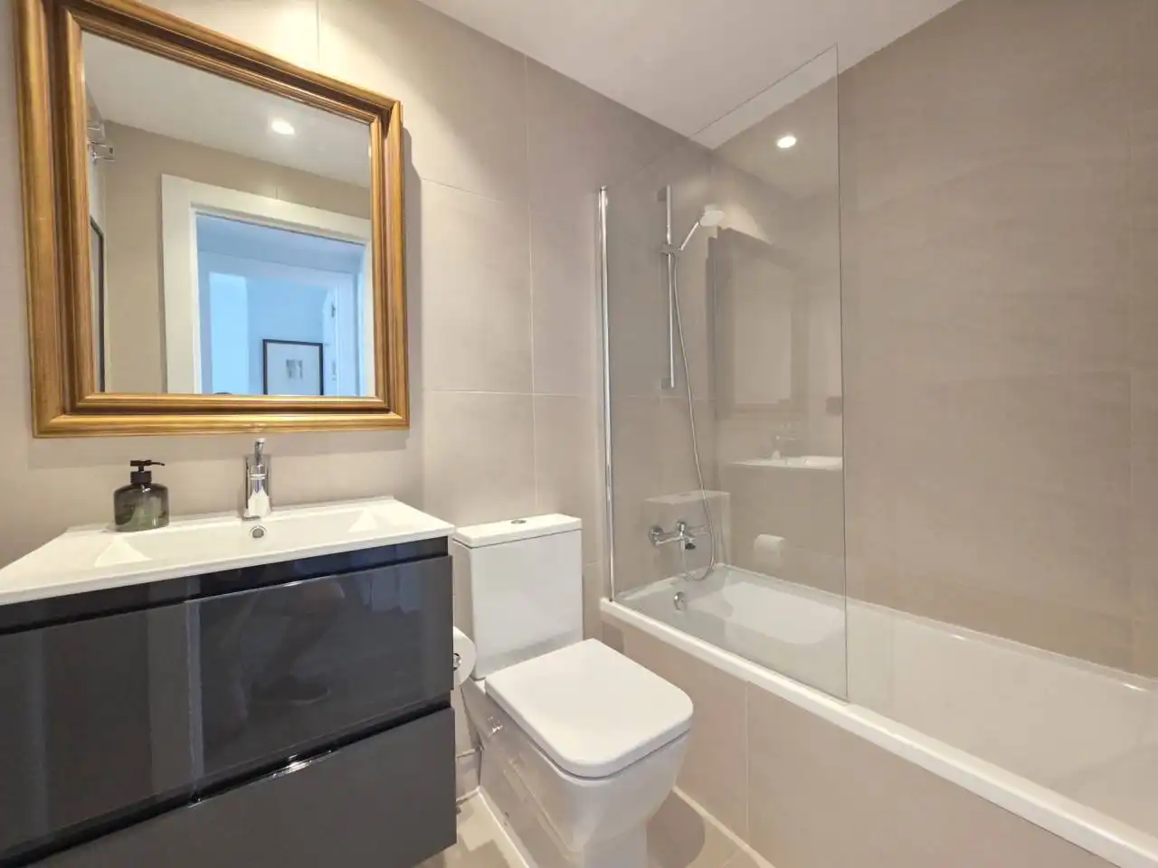 Bathroom of Attic for sale in Zaragoza  with Air Conditioner, Heating and Parquet flooring