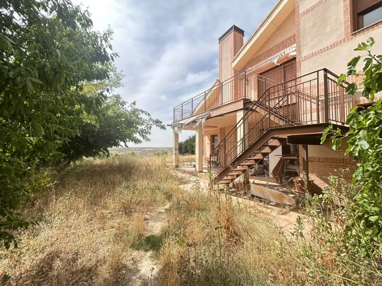 Haus oder Chalet zum Verkauf in Layos mit Heizung, Privatgarten und Terrasse