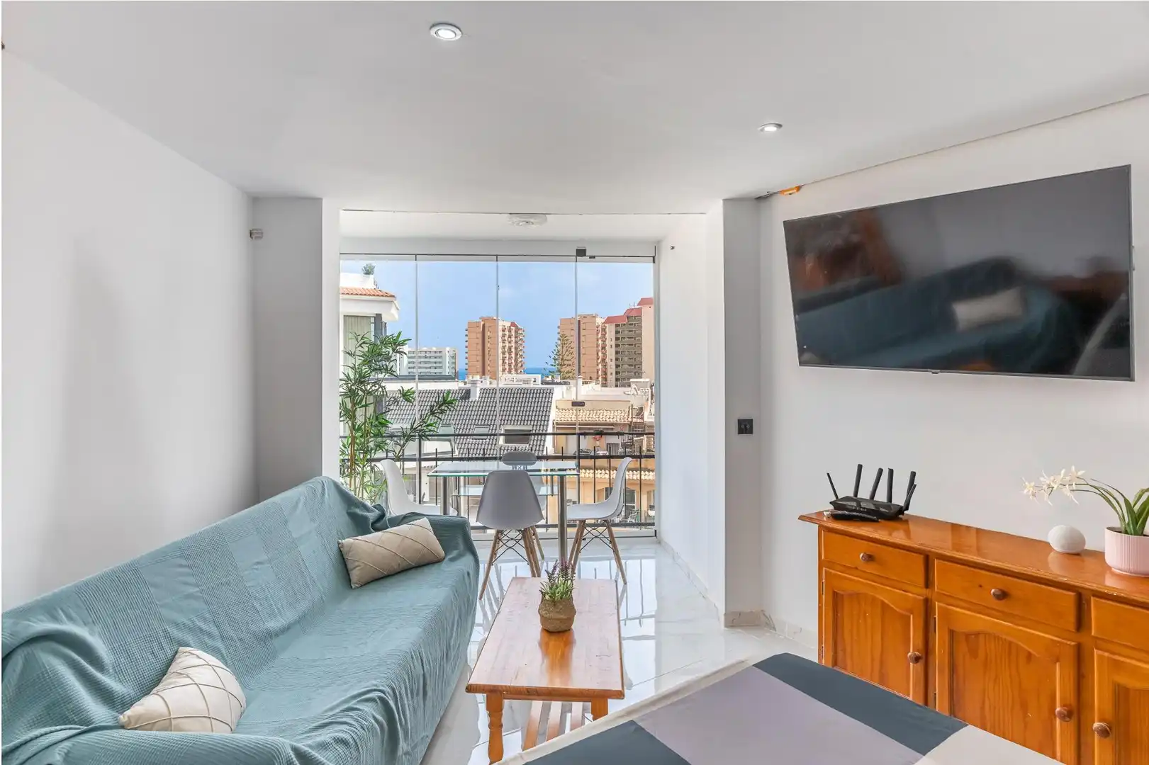 Sala d'estar de Estudi en venda en Fuengirola amb Aire condicionat, Moblat i Piscina comunitària