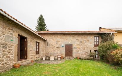 Vista exterior de Casa o xalet en venda en Paderne amb Jardí privat