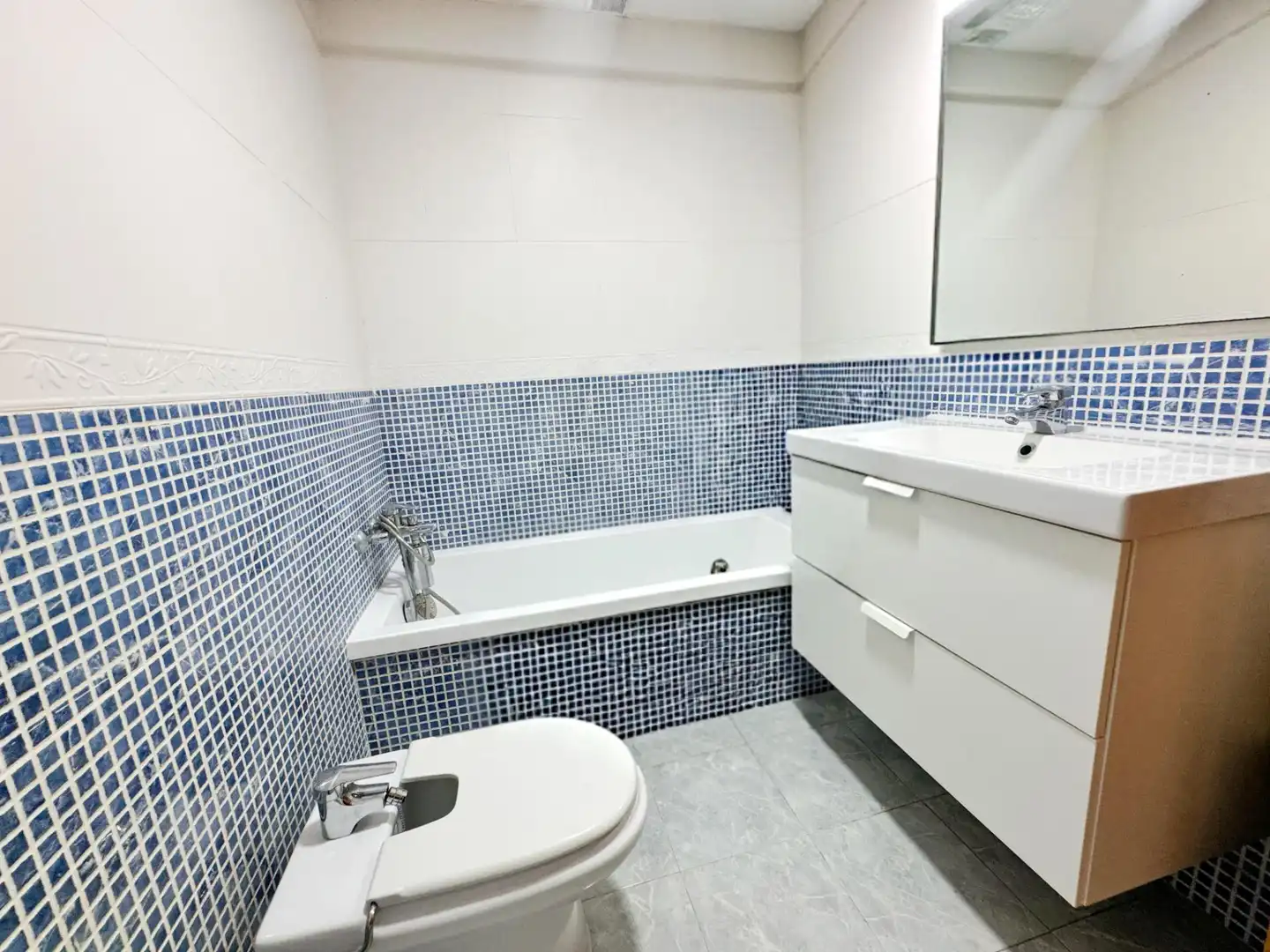 Baño de Piso en venta en Castelldefels con Aire acondicionado, Jardín privado y Amueblado