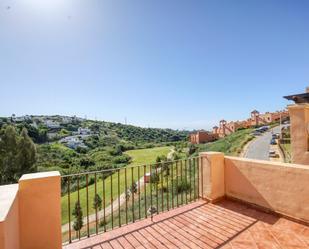 Vista exterior de Apartament en venda en Estepona amb Aire condicionat, Terrassa i Piscina