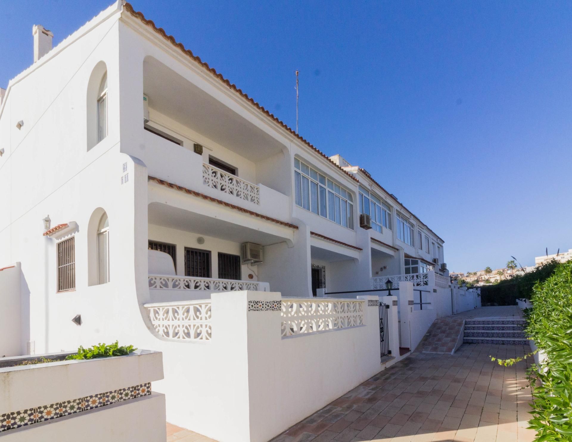 Vista exterior de Casa adosada en venda en Torrevieja amb Aire condicionat, Jardí privat i Terrassa