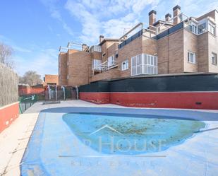 Swimming pool of Planta baja for sale in Colmenar Viejo  with Air Conditioner, Heating and Private garden