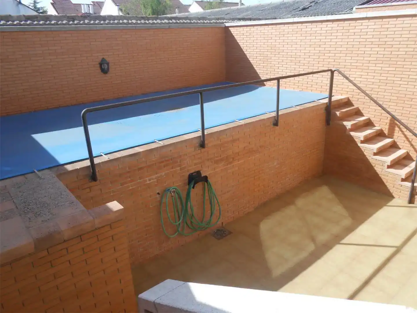 Piscina de Casa adosada en venda en Ciudad Real Capital amb Aire condicionat i Piscina