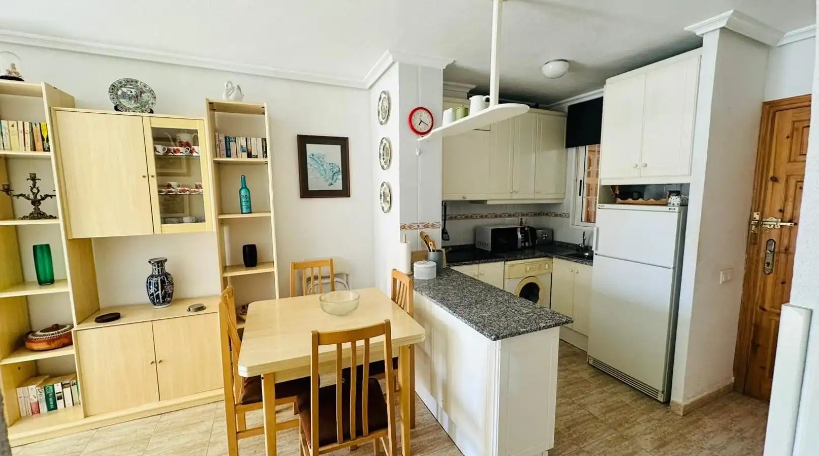 Cuina de Apartament en venda en Torrevieja amb Moblat i Piscina comunitària