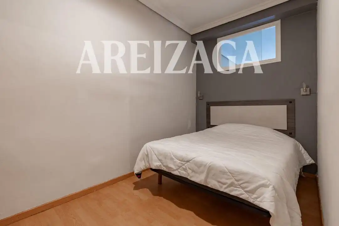 Dormitori de Pis en venda en Donostia - San Sebastián  amb Balcó