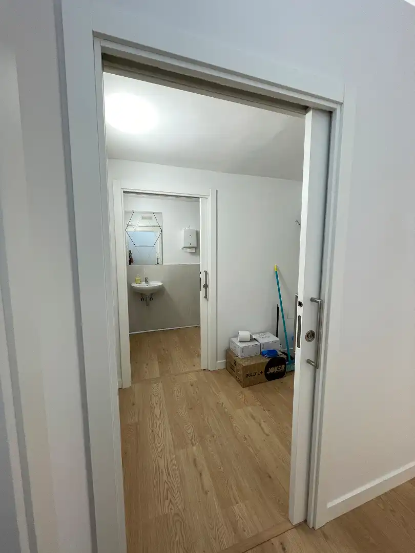 Bany de Local de lloguer en Vitoria - Gasteiz amb Aire condicionat, Calefacció i Parquet