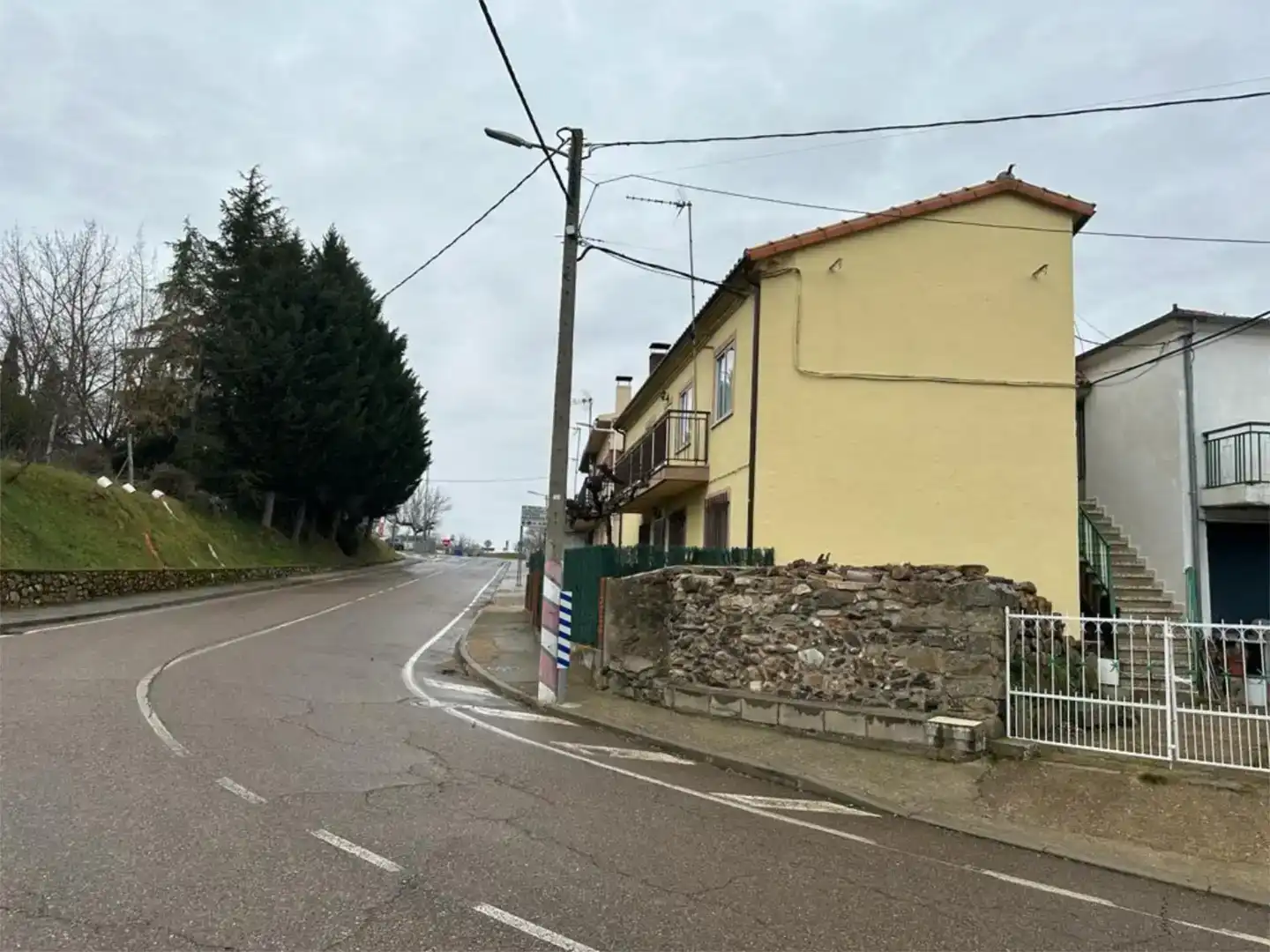 Vista exterior de Casa o xalet en venda en El Cabaco  amb Balcó