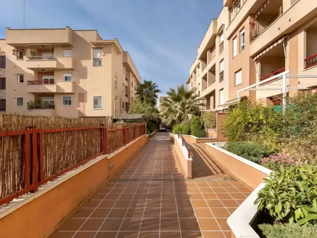 Vista exterior de Pis en venda en Granada amb Aire condicionat, Traster i Piscina