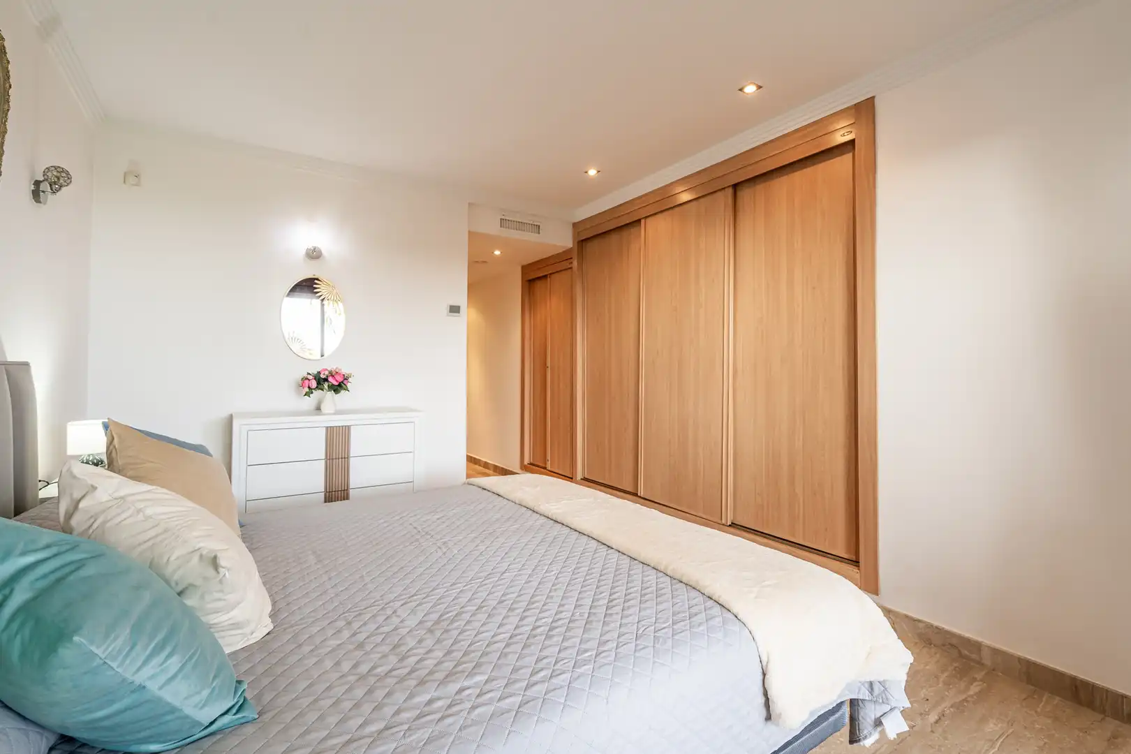 Schlafzimmer von Wohnungen zur Miete in Estepona mit Klimaanlage, Terrasse und Schwimmbad