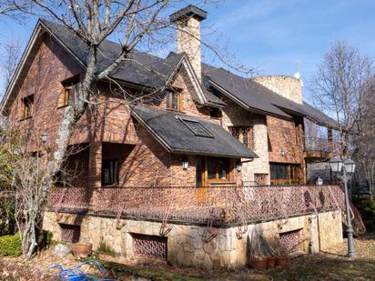 Exterior view of House or chalet for sale in El Espinar  with Heating, Private garden and Terrace