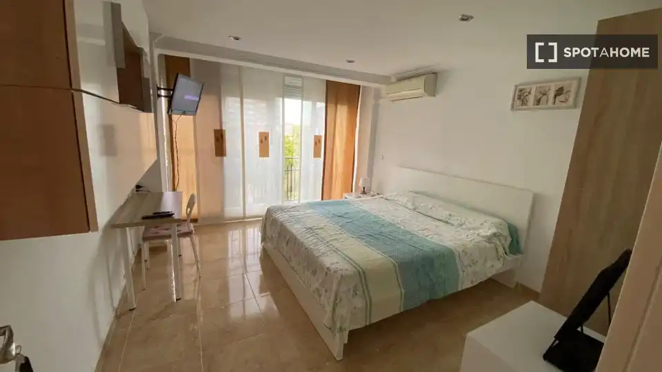 Schlafzimmer von Wohnung zur untervermieten in Valencia mit Klimaanlage, Heizung und Möbliert