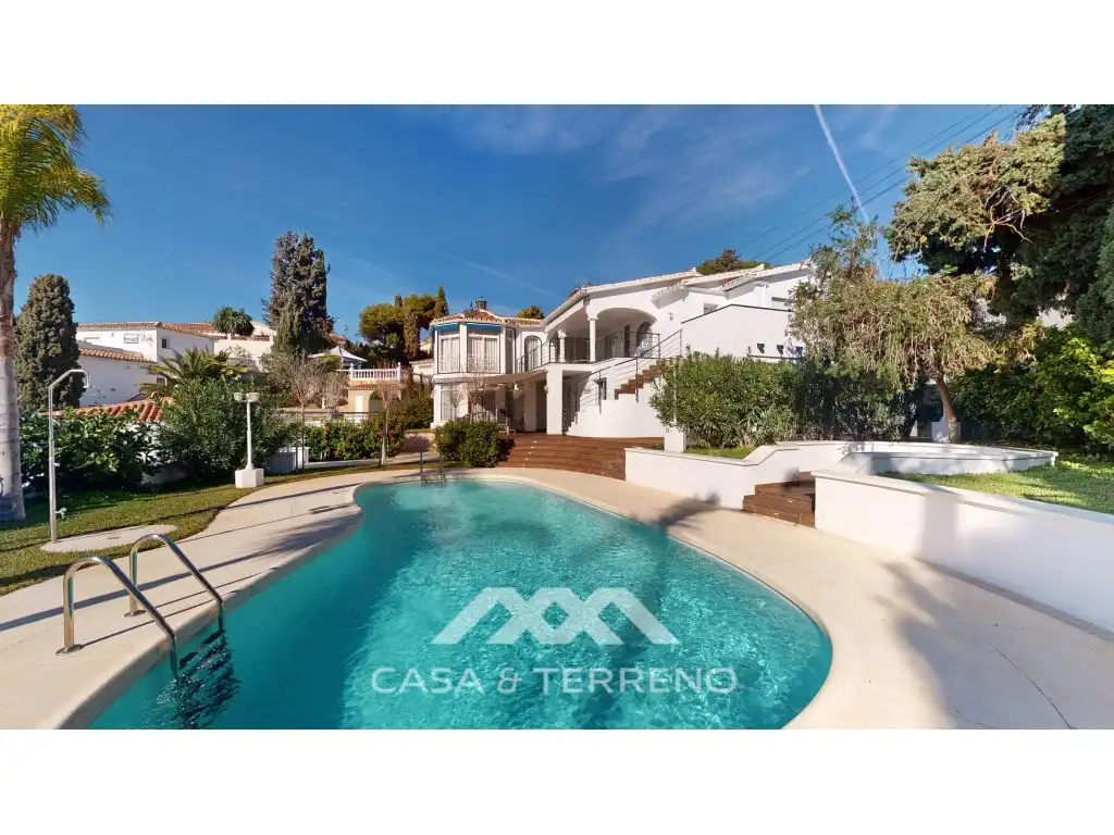 Vista exterior de Casa o xalet en venda en Vélez-Málaga amb Aire condicionat, Jardí privat i Terrassa