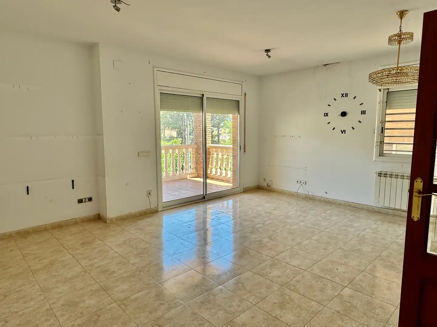 Wohnzimmer von Einfamilien-Reihenhaus zum Verkauf in Calafell mit Heizung, Privatgarten und Terrasse