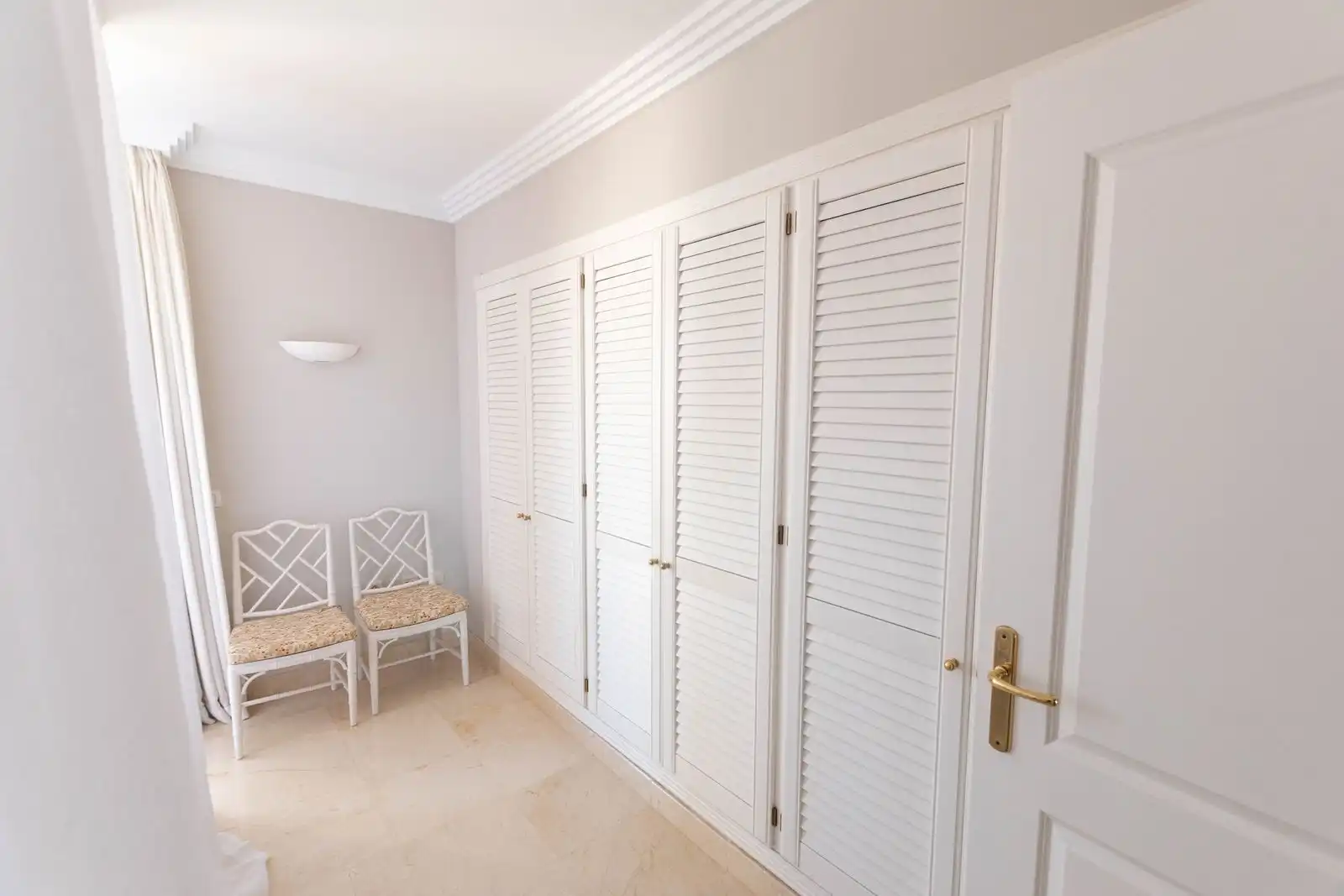 Maisonette zum Verkauf in Estepona mit Klimaanlage, Terrasse und Möbliert
