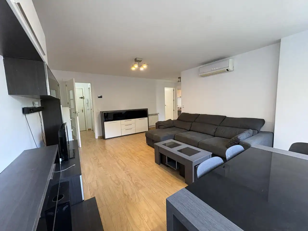Living room of Flat for rent in Madrid  with Air Conditioner, Heating and Furnished