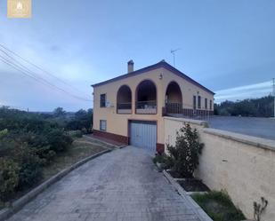 Vista exterior de Finca rústica en venda en Sanlúcar la Mayor amb Aire condicionat