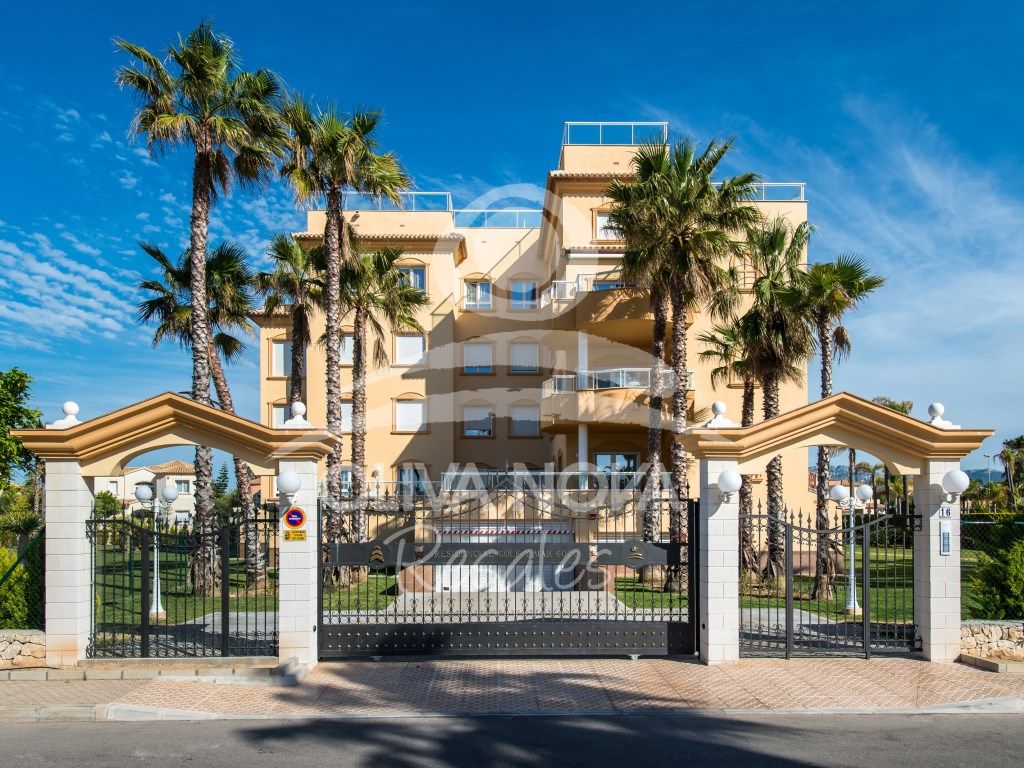 Vista exterior de Apartament en venda en Oliva amb Aire condicionat, Terrassa i Piscina comunitària