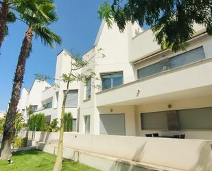 Vista exterior de Casa o xalet en venda en Torrevieja amb Aire condicionat, Terrassa i Balcó