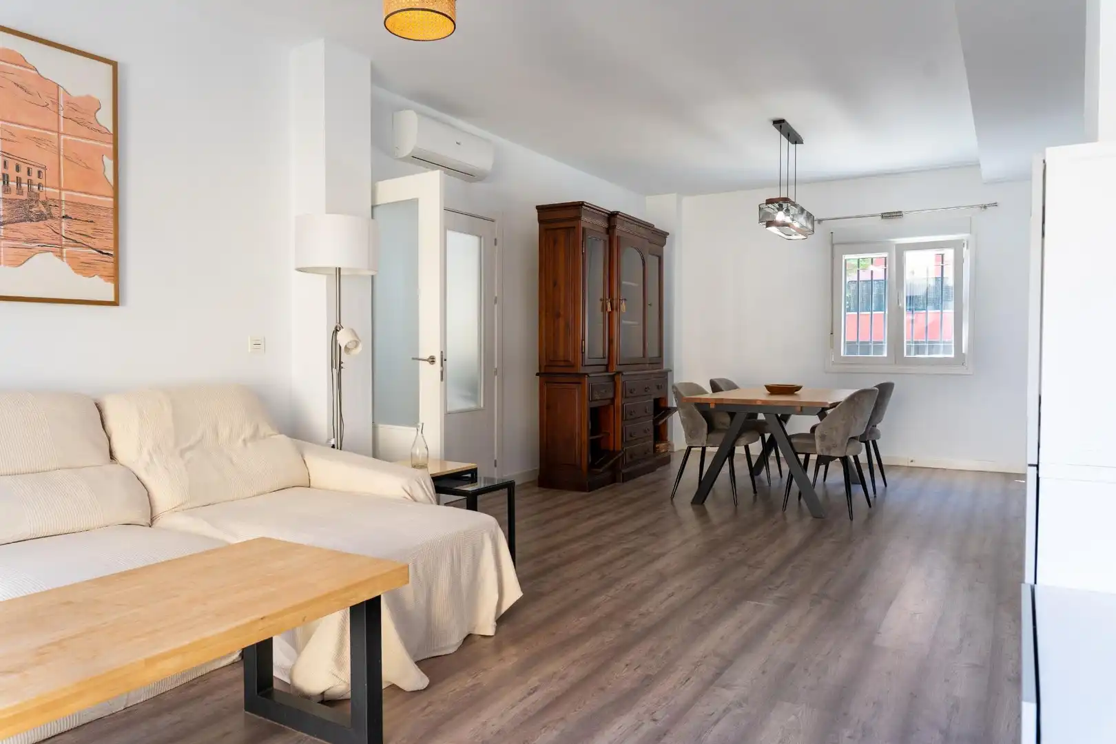 Sala d'estar de Casa adosada en venda en San Juan de Aznalfarache amb Aire condicionat, Jardí privat i Terrassa