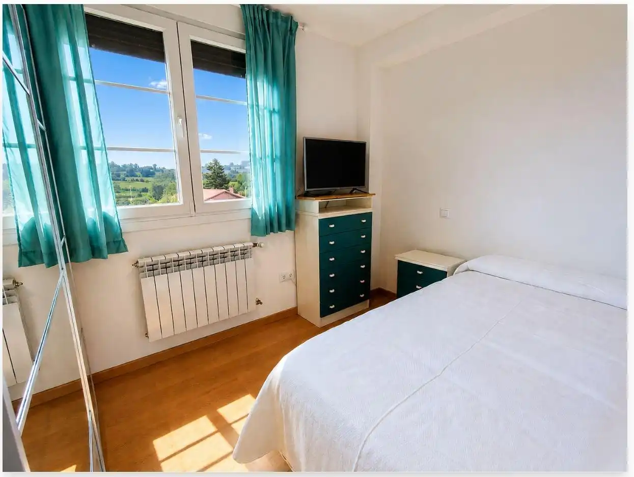 Habitación de Casa adosada en venta en Santillana del Mar con Calefacción, Jardín privado y Trastero