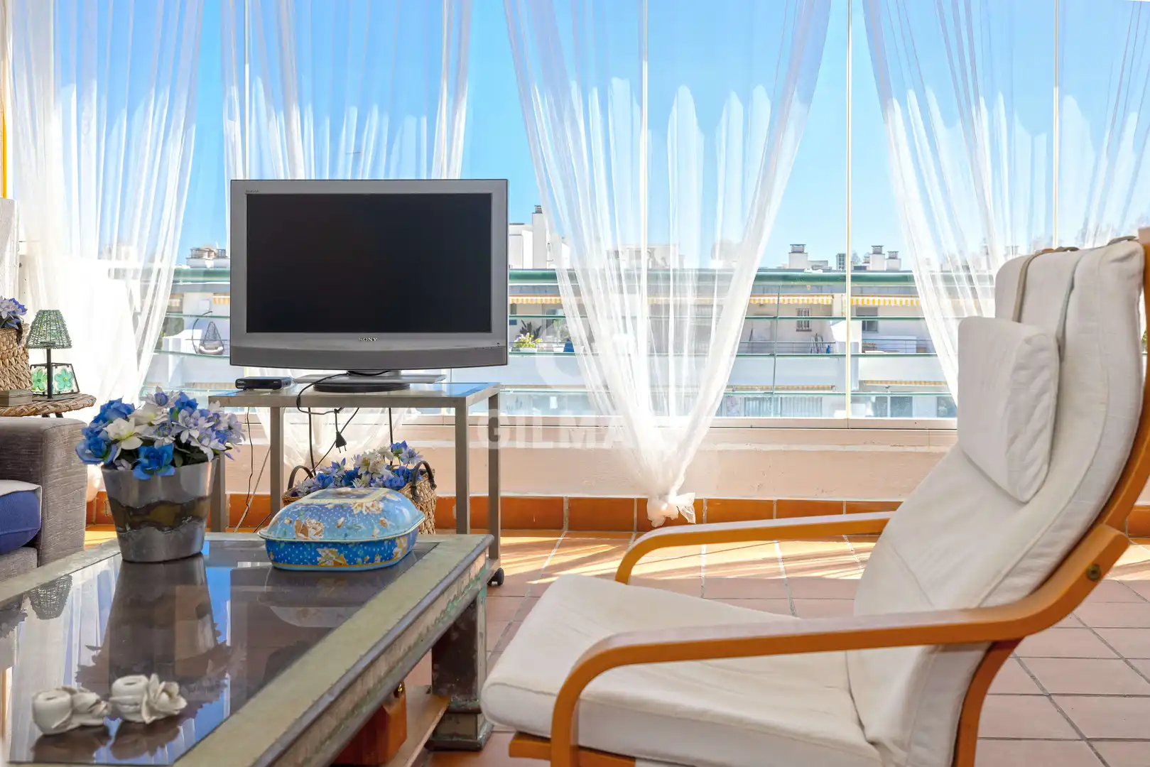 Sala d'estar de Dúplex en venda en Marbella amb Piscina i Balcó