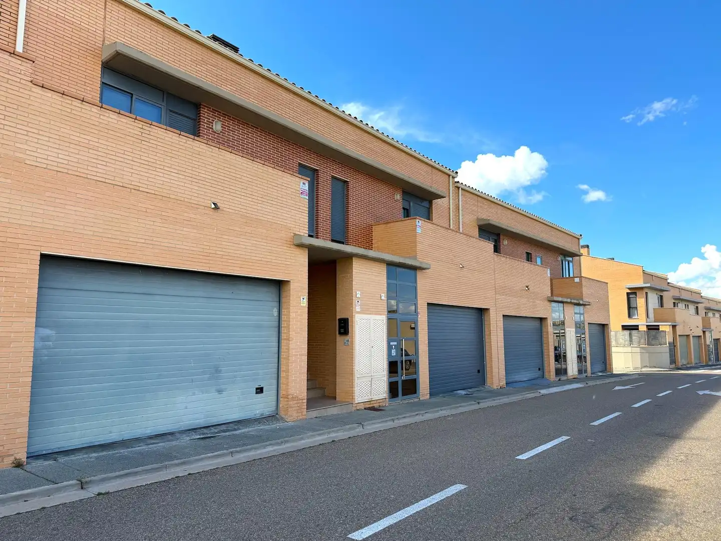 Vista exterior de Casa adosada en venta en Cuarte de Huerva con Aire acondicionado, Calefacción y Jardín privado